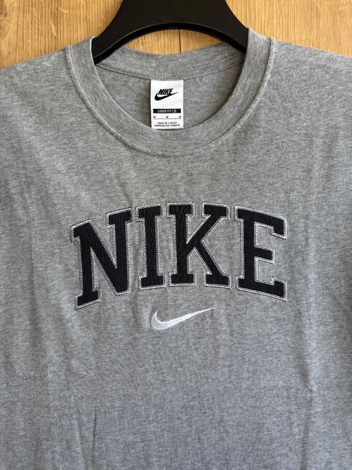 Nike Grey Spell Out Embroidered T Shirt Men's Medium Loose Fit Casual Tee