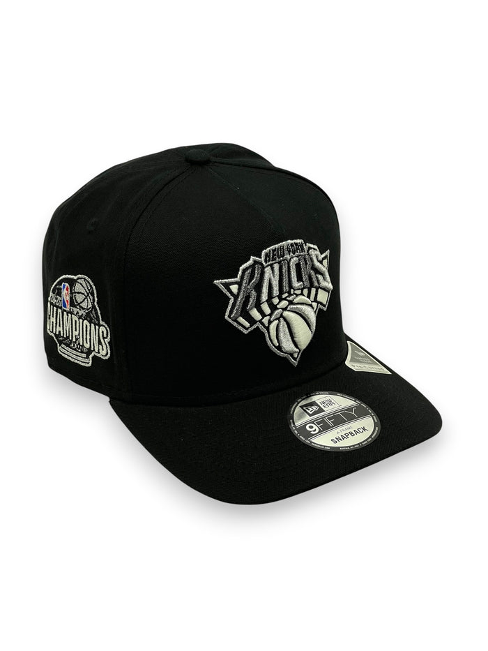 NEW YORK KNICKS (BLACK/WHITE) (2026 NBA CHAMPIONS) "9FIFTY AFRAME" NEW ERA SNAPBACK