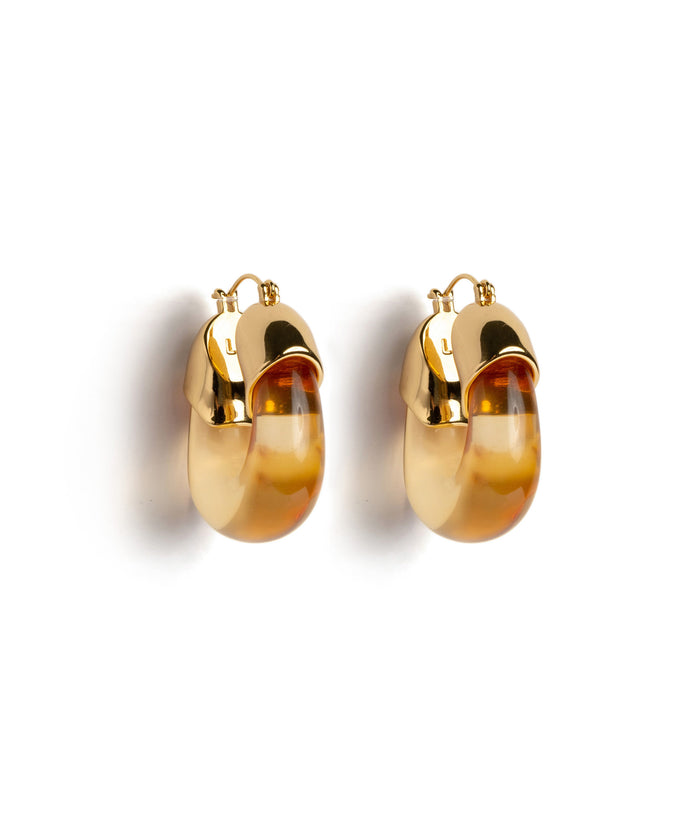 Gold-plated hoop earrings in transparent warm yellow resin.