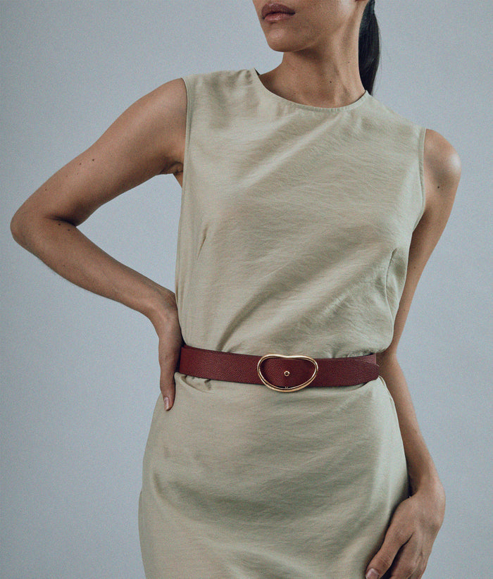 Model wears tan dress with Wide Georgia Belt in Red.